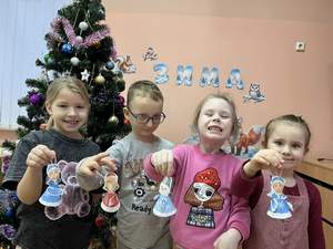 Дети старшей разновозрастной группы «Фантазеры» сделали елочные игрушки своими руками, с помощью техники объемная аппликация🌲