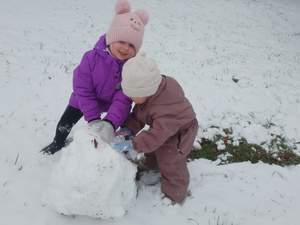 Прогулки зимой, на свежем воздухе прекрасное время для развлечений, но и время для оздоровления организма.